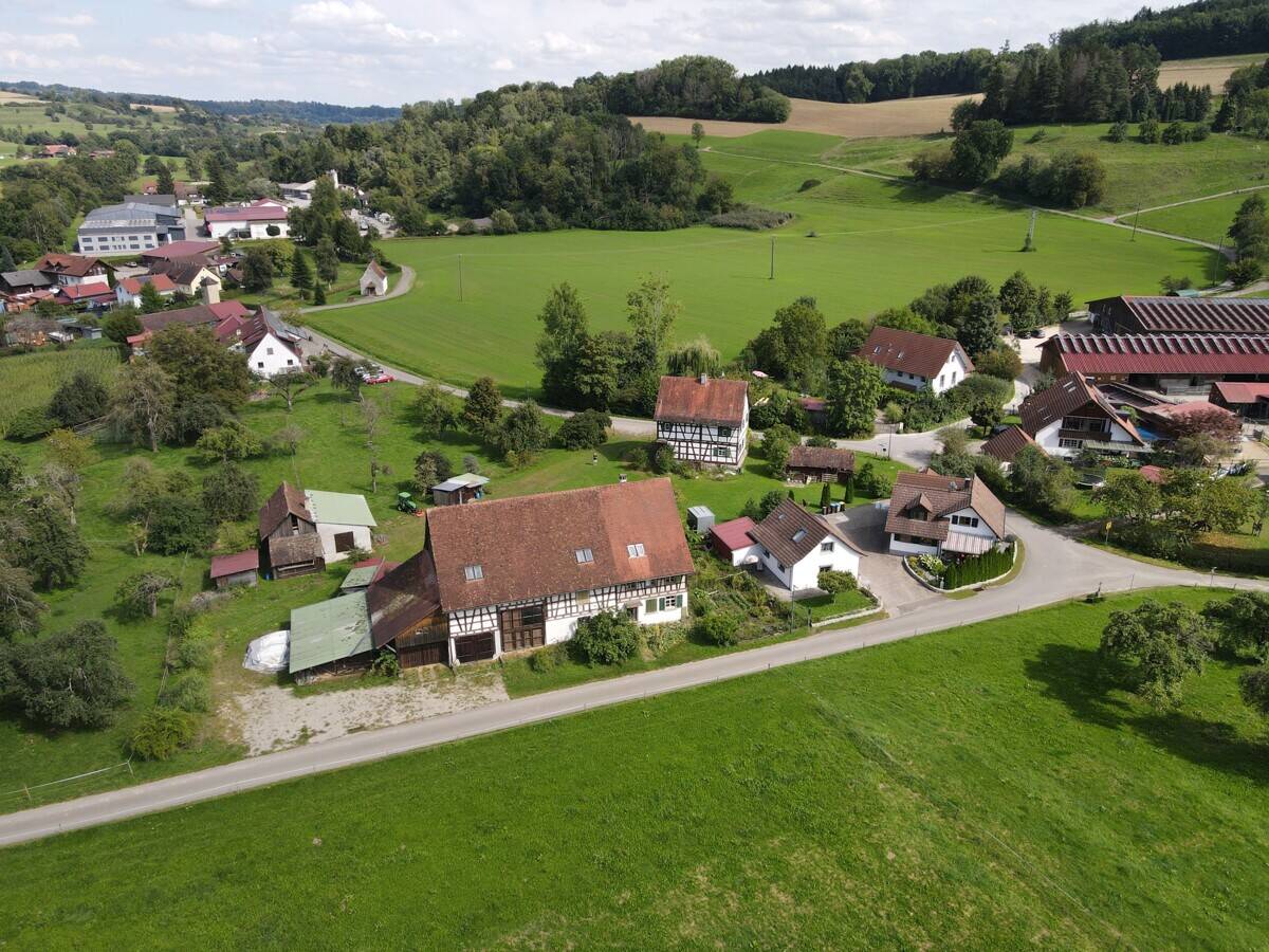 Thumbnail-Hofstelle mit mehreren Nebengebäuden auf über 3.000 m² Grund im Deggenhauser Tal
