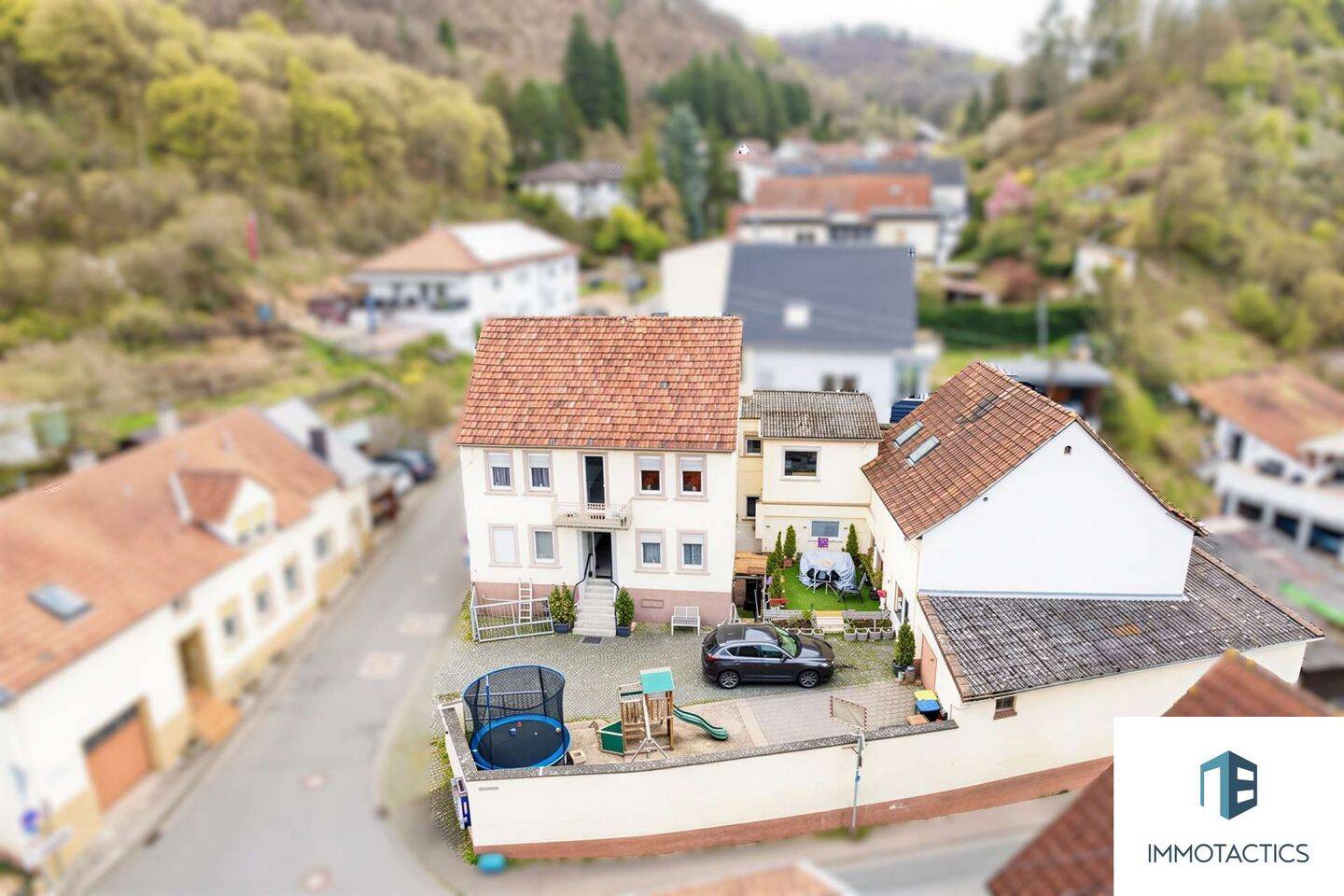 Thumbnail-Großzügiges Mehrgenerationenhaus mit Hof, Garage, Gewölbekeller und Ausbaureserve