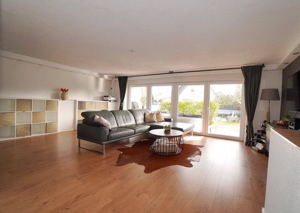 Thumbnail-Modernisierte Erdgeschosswohnung mit Terrasse, Garten und Garage in einer Doppelhaushälfte