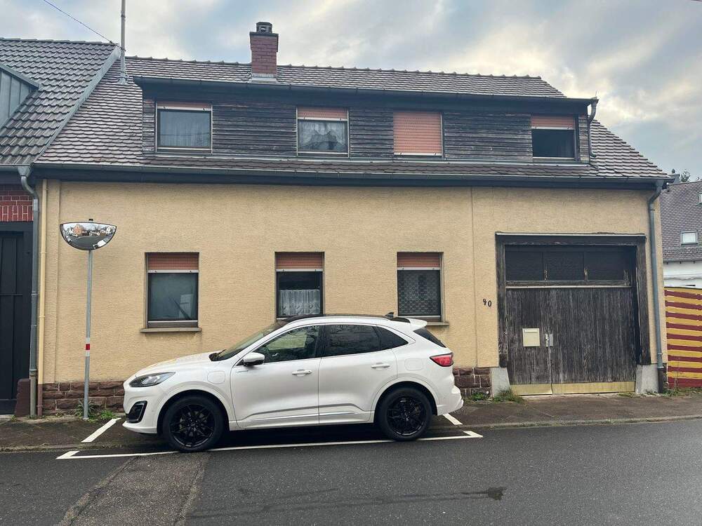 Thumbnail-Ein- bis Zweifamilienhaus mit großem Grundstück in Hagsfeld!