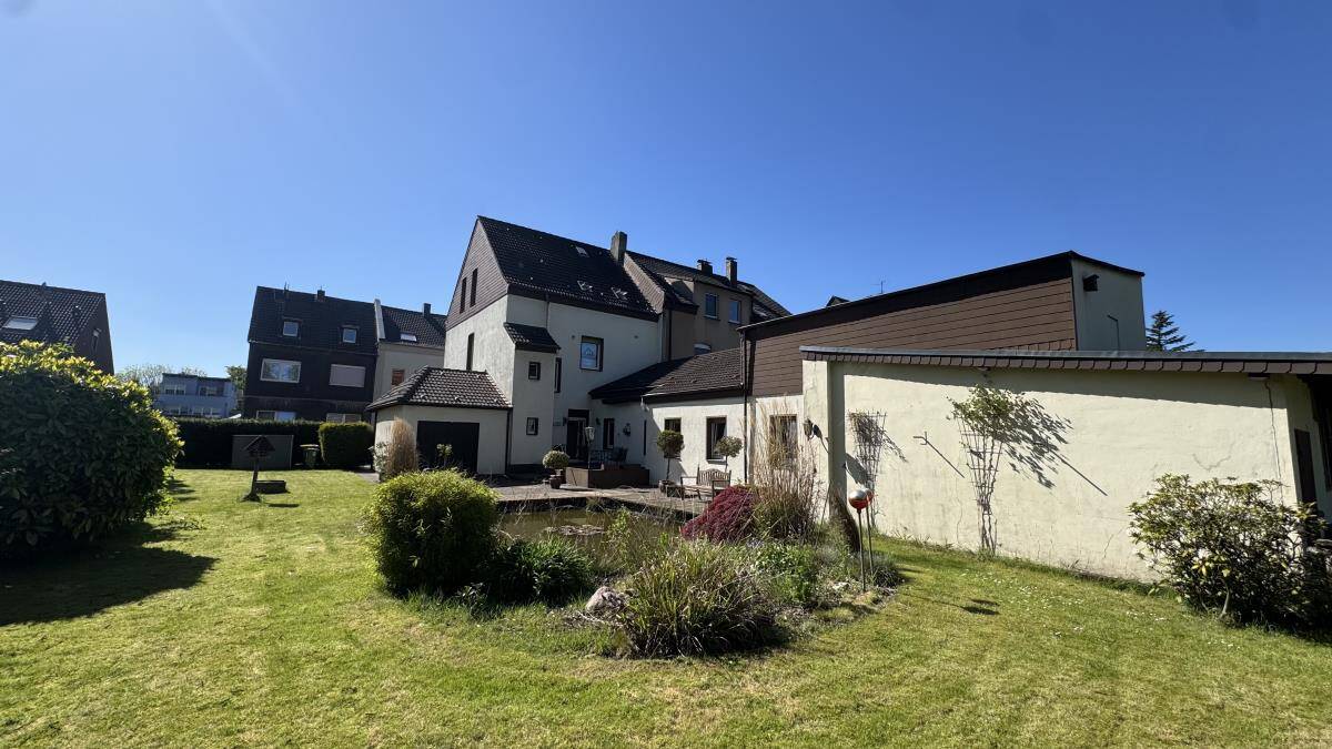 Thumbnail-Ich bin ein Zwei- bis Dreifamilienhaus mit Geschichte - stilvoll, urig und mit wunderschönem Garten.