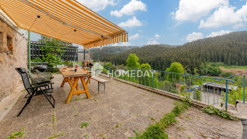 Thumbnail-Kleines Einfamilienhaus mit schönem Ausblick und Garagen