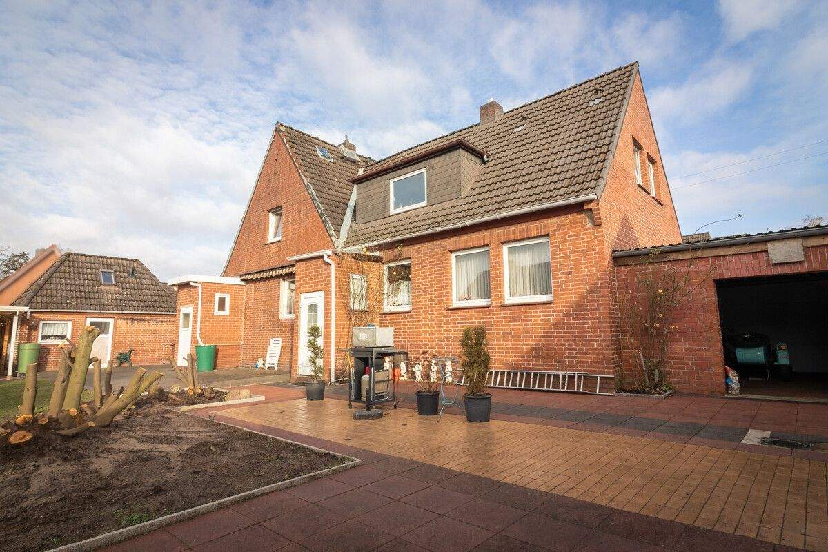 Thumbnail-2 in 1 in Lübeck: Einfamilienhaus oder Doppelhaushälfte - Sie entscheiden!