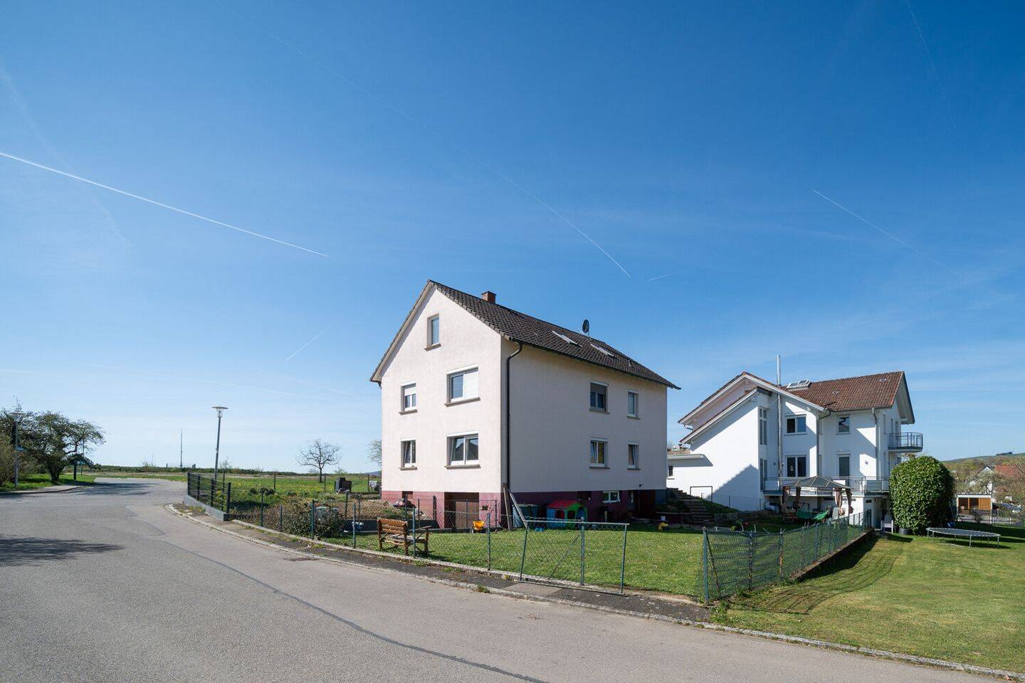 Thumbnail-Großzügiges Zweifamilienhaus mit Gartenfreude und Potenzial