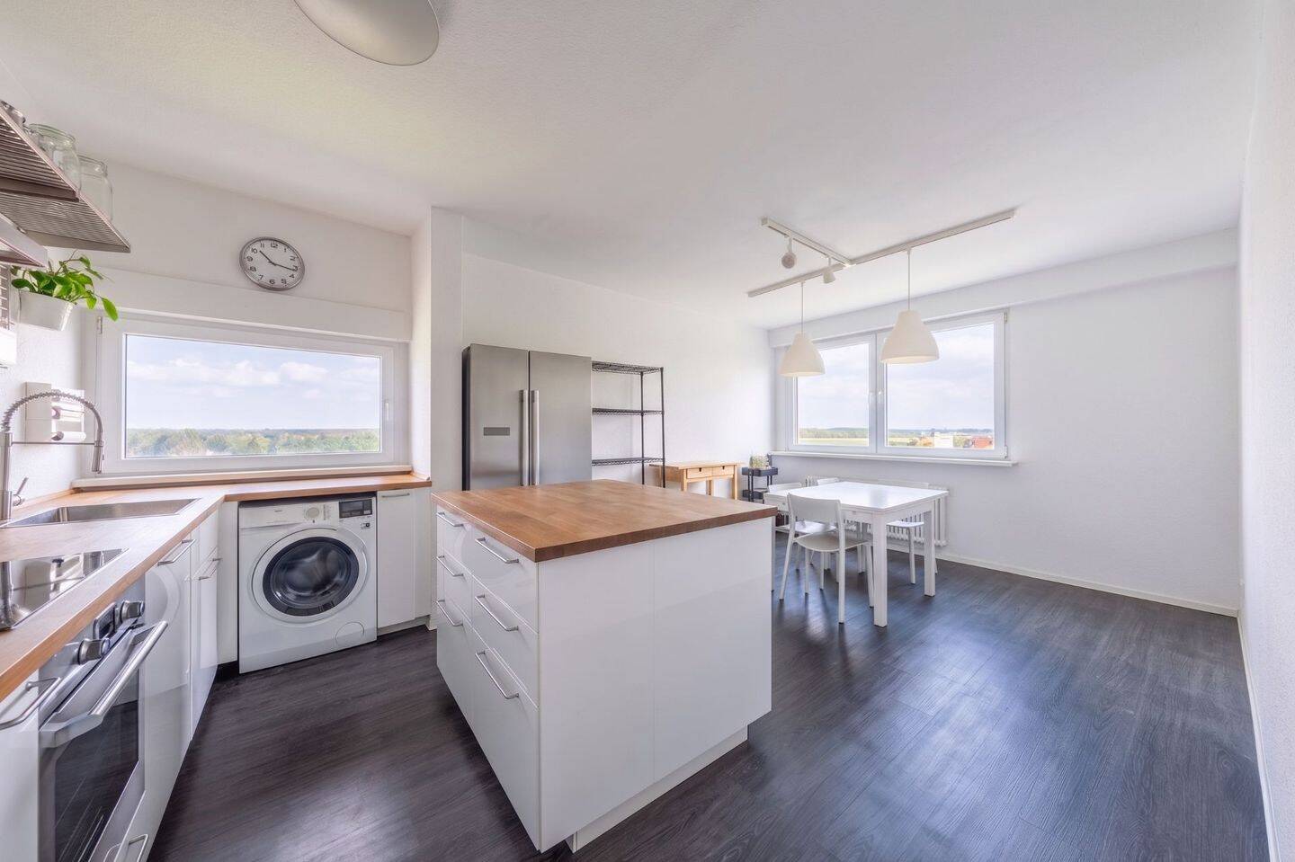 Thumbnail-Großzügiges Raumwunder: gepflegte 5-Zimmer-Wohnung mit zwei Loggien und Garage