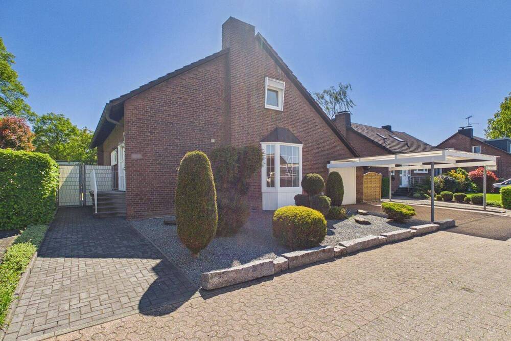 Thumbnail-Familienfreundliches Einfamilienhaus mit Garten, Vollkeller & Doppelcarport in ruhiger Wohnlage