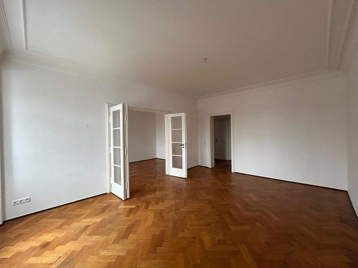 Thumbnail-Großzügige 4-Raum-Altbauwohnung mit Balkon und Stellplatz