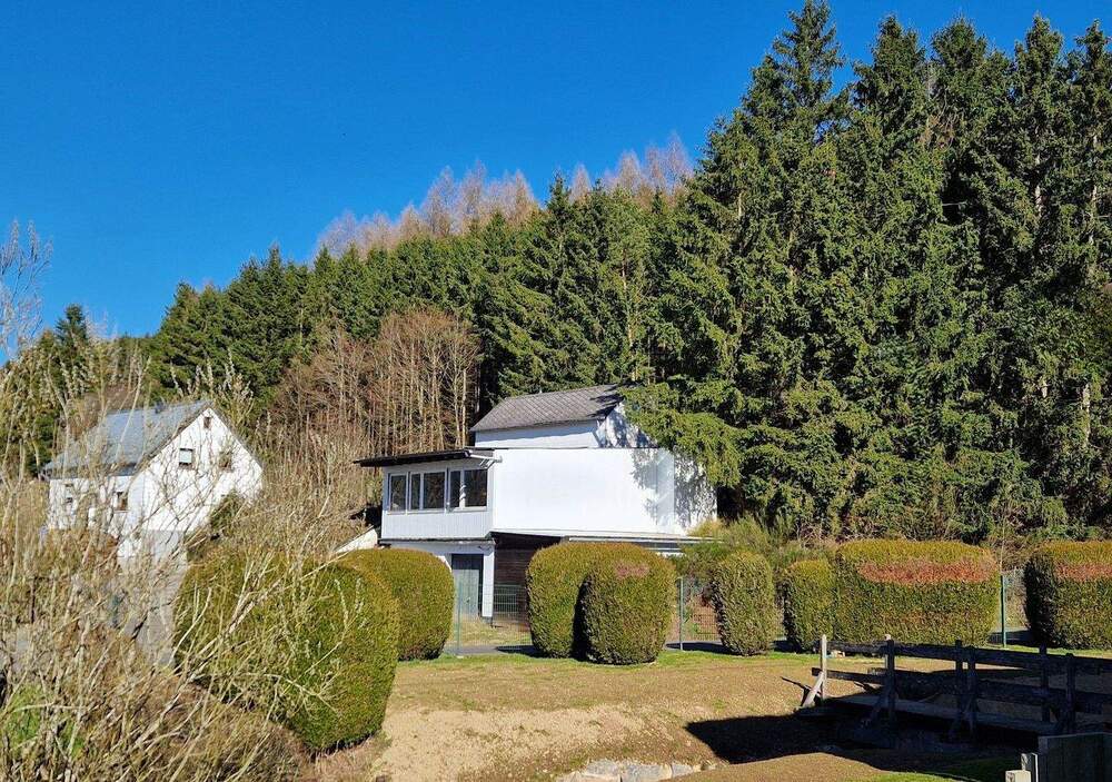 Thumbnail-sanierungsbedürftiges freistehendes Einfamilienhaus mit Nebengebäude in bester Lage von Dahlem