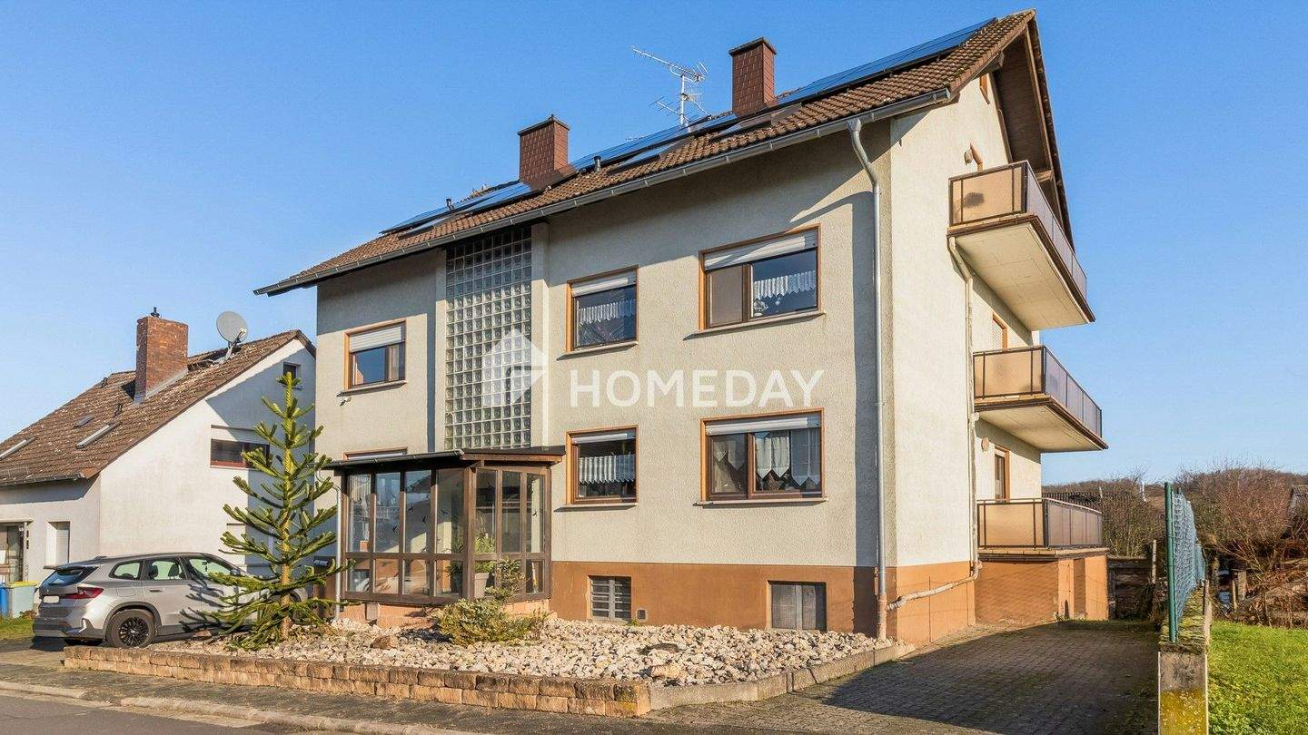 Thumbnail-Gepflegtes MFH mit PV, Wallbox, Garagen, Balkonen & Ausbaupotenzial in ruhiger Lage