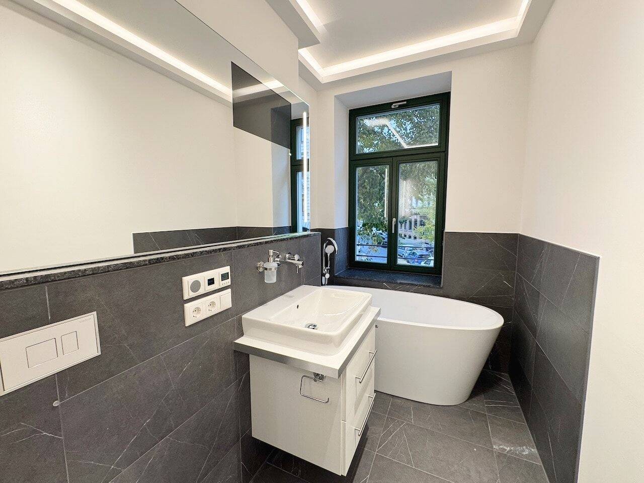 Thumbnail-Erstbezug mit Stil! * Dunkles Parkett * Balkon * Fußbodenheizung * Wanne & Dusche * LED-Licht