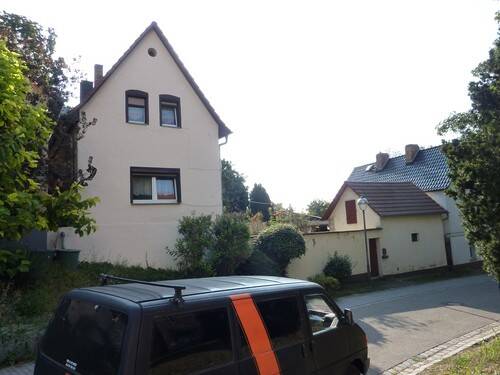 Thumbnail-- Teilunterkellertes Einfamilienhaus mit Nebengebäuden -