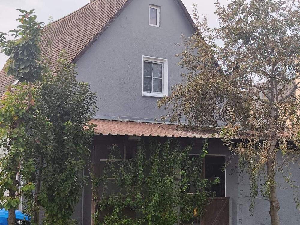 Thumbnail-Sofort verfügbares Einfamilienhaus mit Garten, neuwertiger Heizung und Garage zu verkaufen.