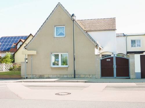 Thumbnail-- Teilunterkellertes Einfamilienhaus mit Nebengebäude -