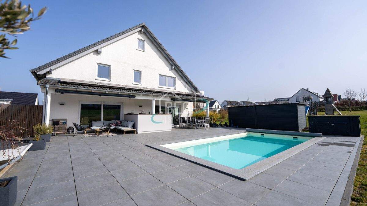 Thumbnail-Modernes Einfamilienhaus mit Einliegerwohnung, Pool & großem Grundstück