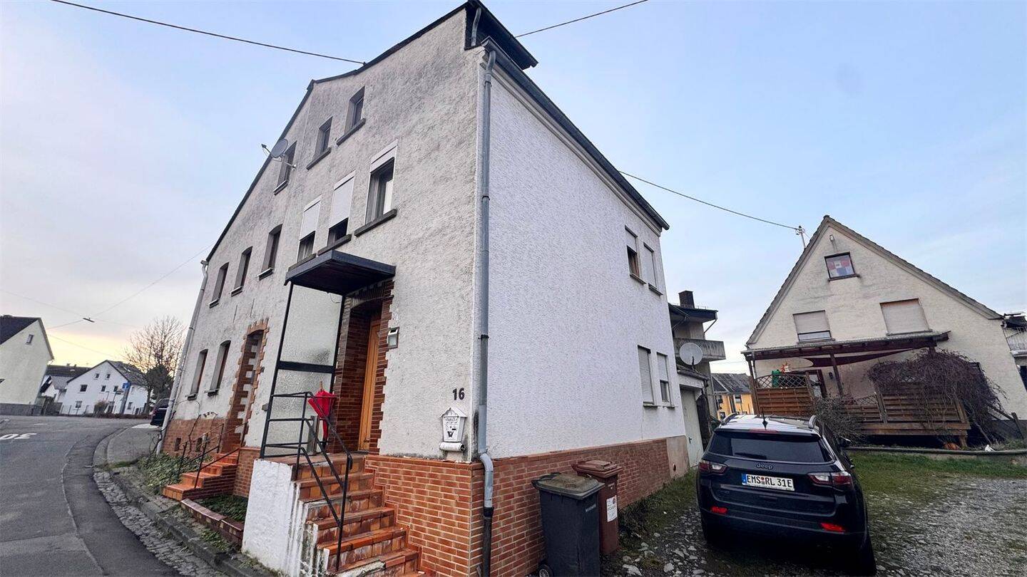 Thumbnail-Günstiges Eigenheim, ideal für Handwerker: Doppelhaushälfte mit Garage und Hof