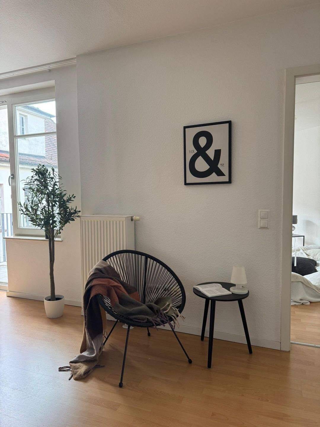 Thumbnail-Lichtdurchflutete, schicke 2,5 Zimmer Wohnung mit Balkon