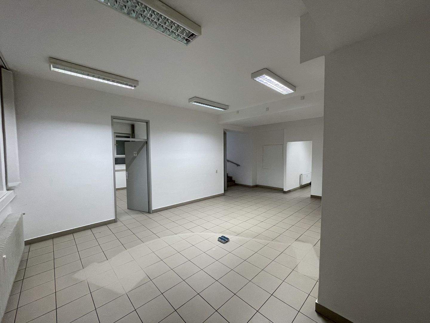 Thumbnail-Großräumige Büro- Praxisfläche in Frankfurt Nied mit Stellplätzen zu vermieten! [HMR-O09E01]