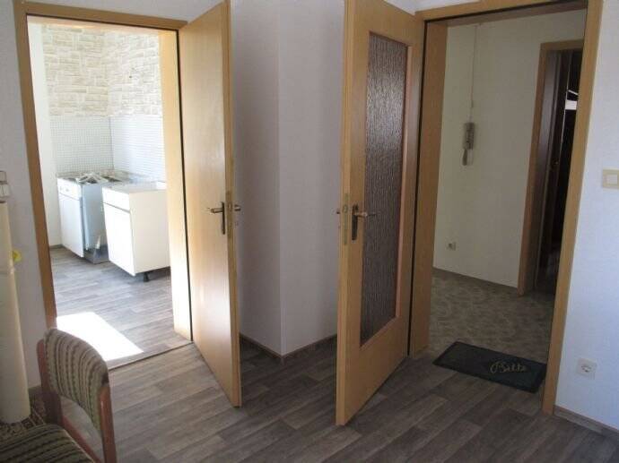 Thumbnail-Solides Zweifamilienhaus mit Dachgeschoss, Garten, Garage und Kfz-Stellplatz und zusätzl Bauplatz in begehrter Wohnlage in Bad Kissingen-Reiterswiesen