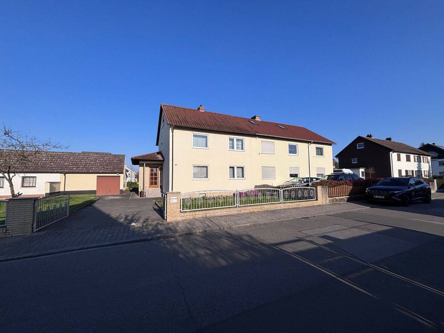 Thumbnail-:: Mehrfamilienhaus in schöner Wohnlage mit Garage und großem Garten ::