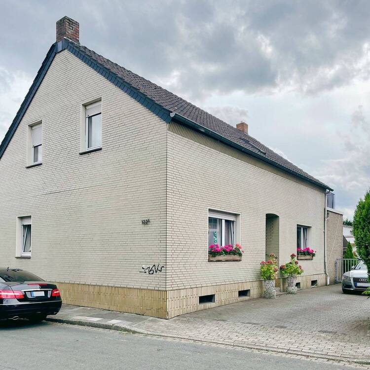 Hausansicht_Straßenseite.jpg