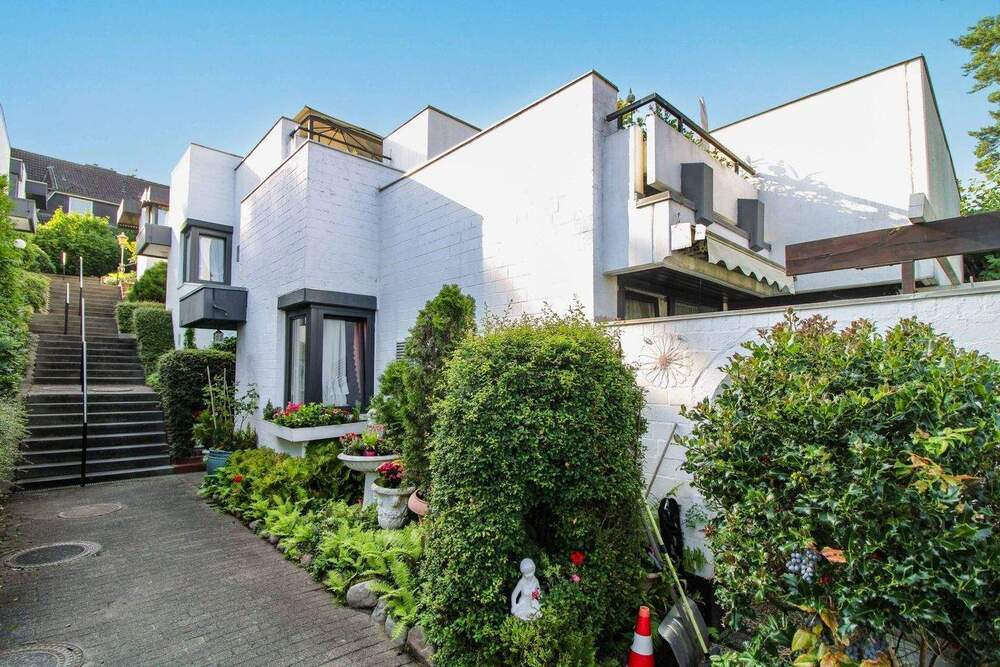 Thumbnail-Wohnen im Erdgeschoss mit uneinsehbarer, großzügiger Terrasse und Garten