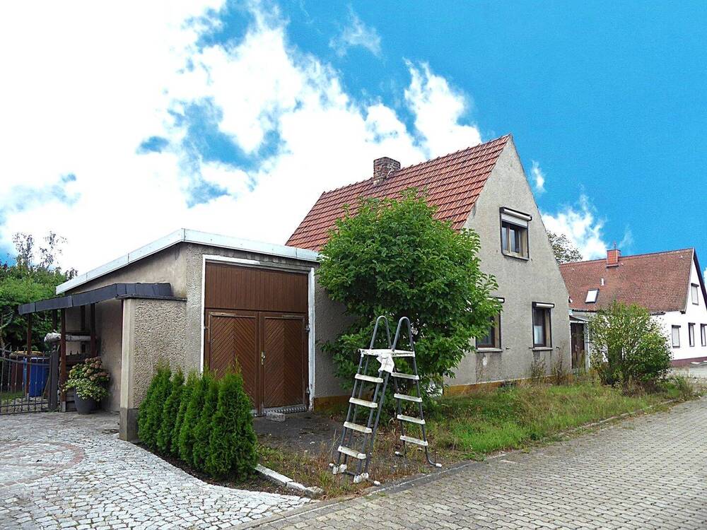 Thumbnail-Leerstehendes Einfamilienhaus nebst Garagenanbauten und diversen Nebengebäuden