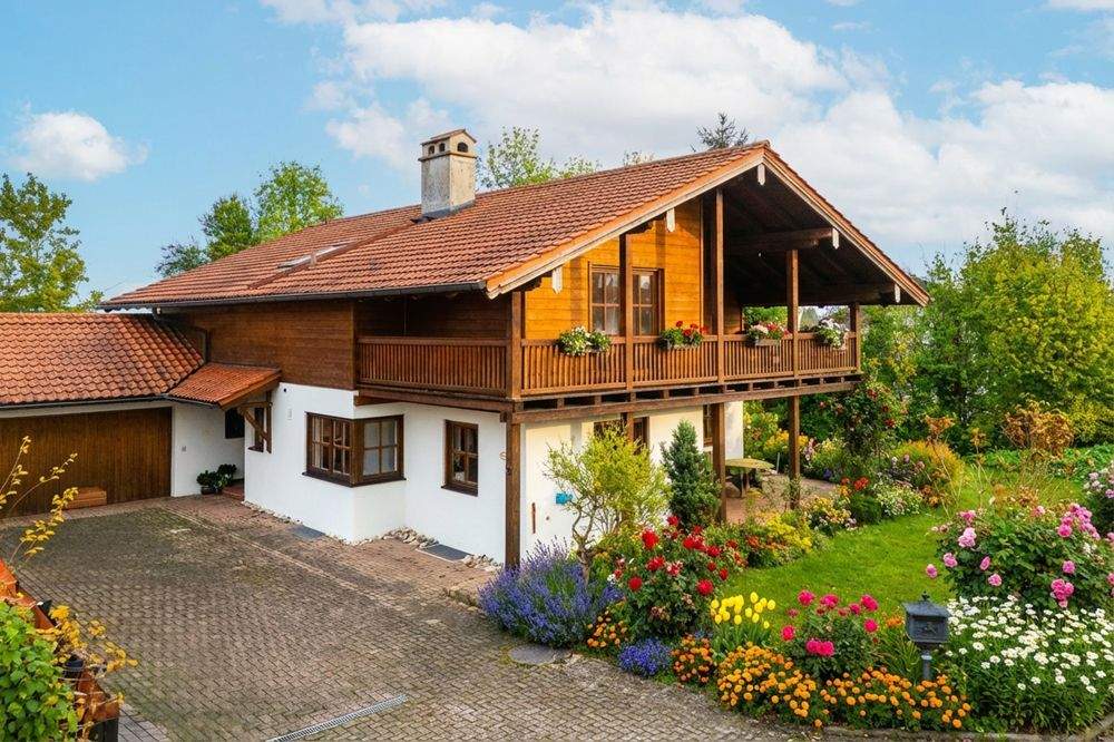 Thumbnail-Schönes Einfamilienhaus mit Garten, Terrasse und Doppelgarage-ruhige Familienidylle im Chiemgau