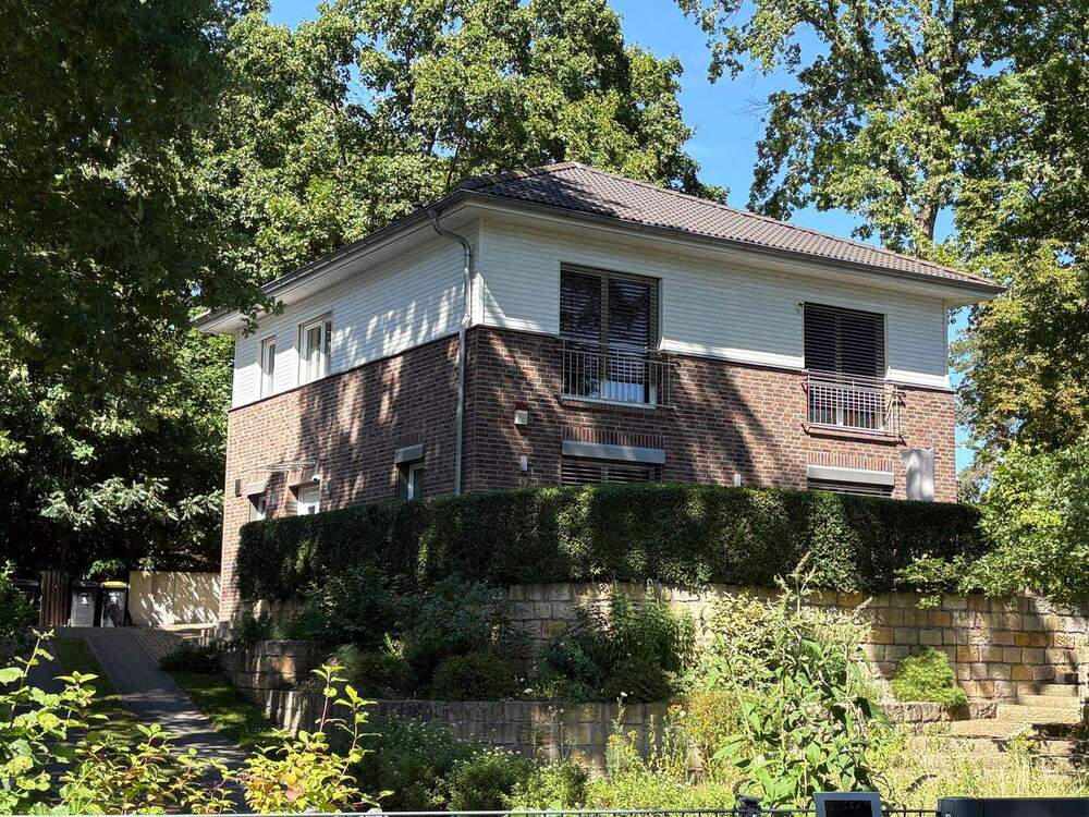 Thumbnail-Prädestiniertes Haus mit Baugenehmigung in Zehlendorf mit Bodenbelägen und Malerarbeiten