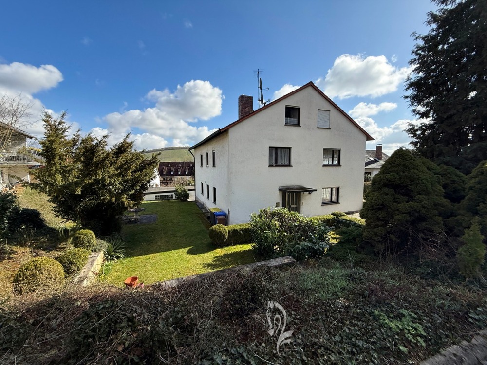 Thumbnail-Zwei- bis Dreiparteienhaus in zentraler Lage mit Einliegerwohnung und Ausbaupotenzial im DG