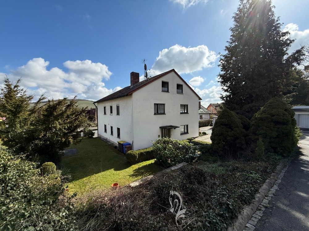 Thumbnail-Zwei- bis Dreiparteienhaus in zentraler Lage mit Einliegerwohnung und Ausbaupotenzial im DG
