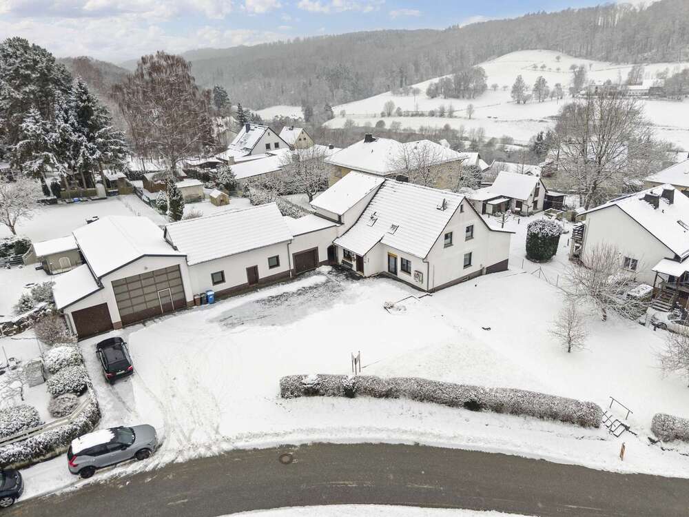 Thumbnail-Platz ohne Grenzen: Zweifamilienhaus mit Halle für Familie & Anleger