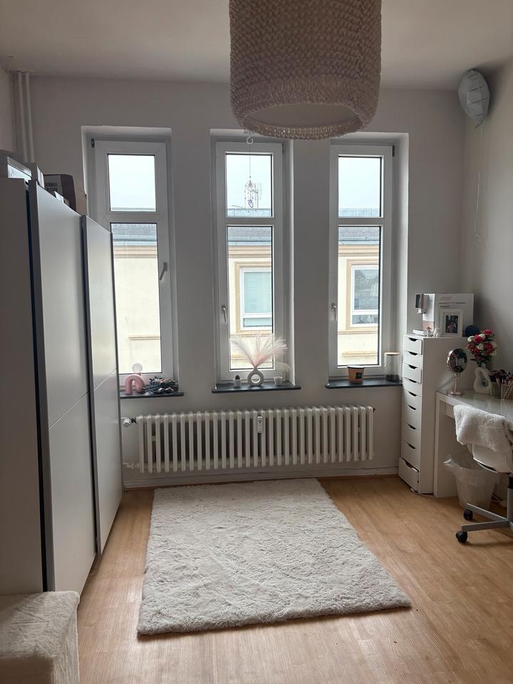 Thumbnail-1 Zimmer frei in einer entspannten WG mit zwei Lehramtstudis