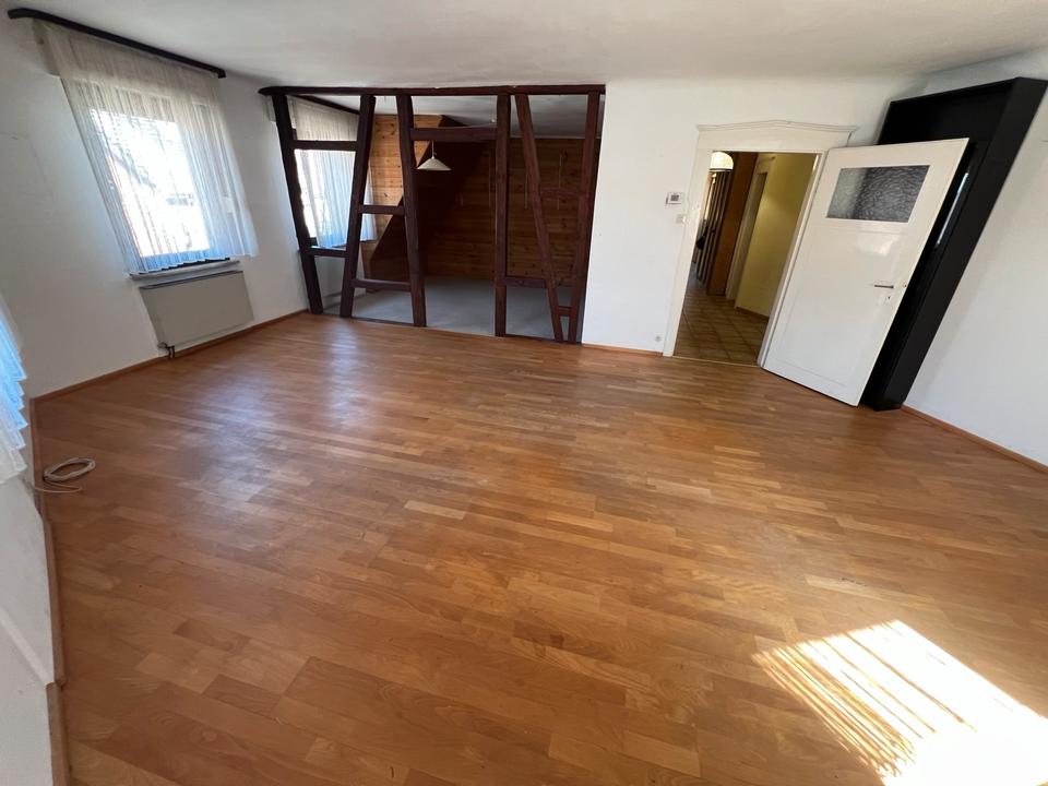 Thumbnail-Grosszügige 5 Zimmer Altbau-Stadtwohnung