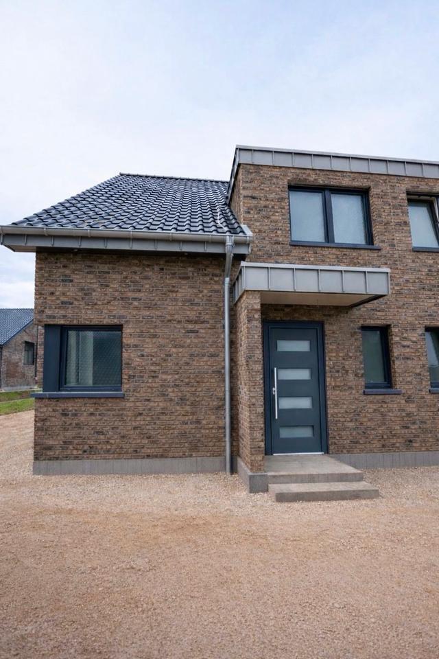Thumbnail-Doppelhaushälfte mit Garage und Garten