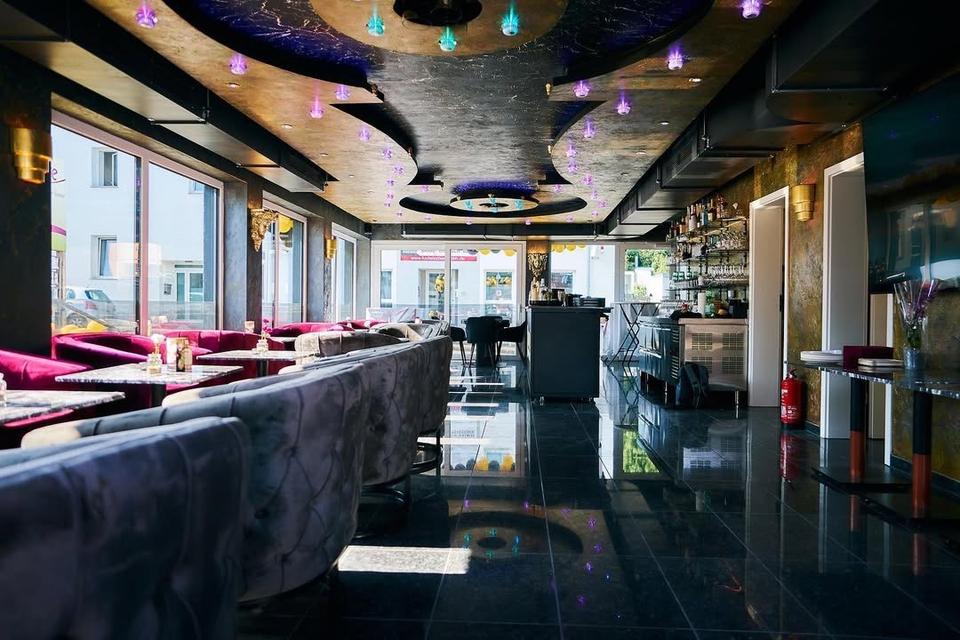 Thumbnail-Moderne Bar mit großer Terrasse abzugeben