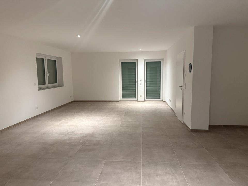 Thumbnail-Freistehendes Einfamilienhaus mit Garten, Garage und Keller