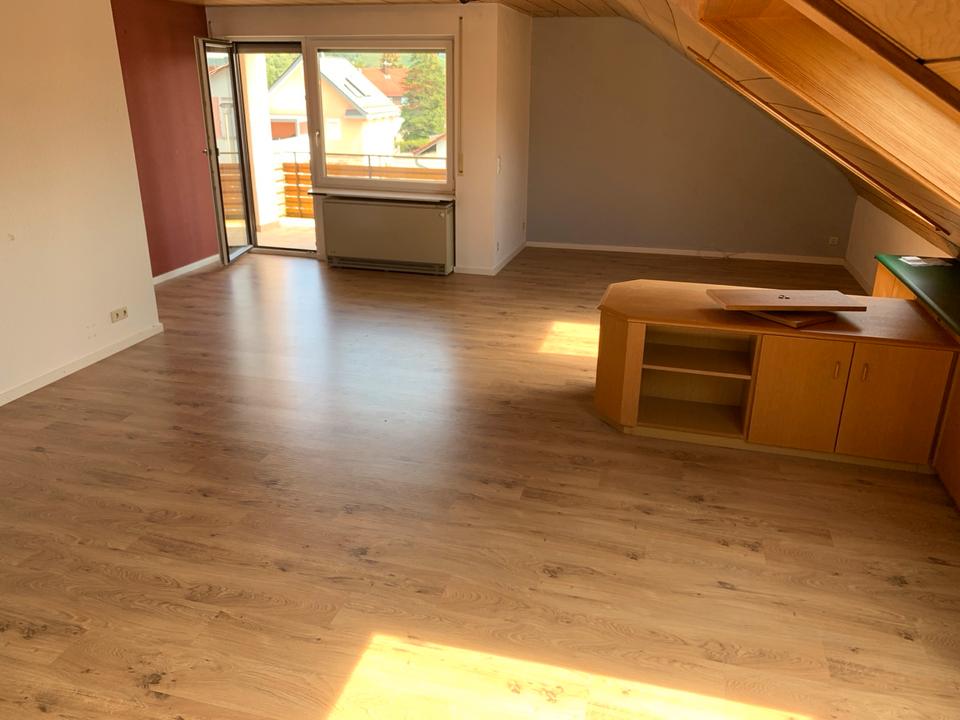 Thumbnail-Charmante DG Wohnung, EBK, Klima, 3 Zi., Balkon, Stellplatz