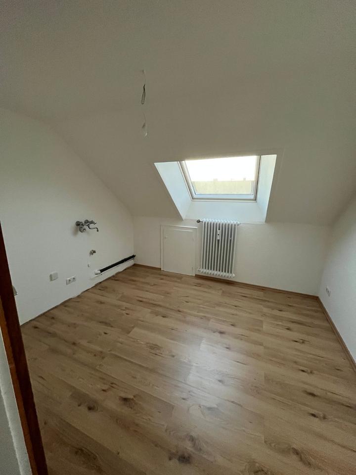 Thumbnail-Renovierte 2-Zimmer-Dachgeschosswohnung