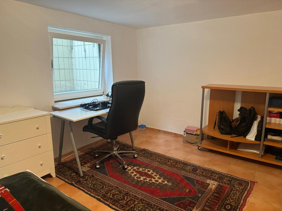 Thumbnail-An Studenten: Möbliertes Zimmer im Souterrain mit Küche und Bad