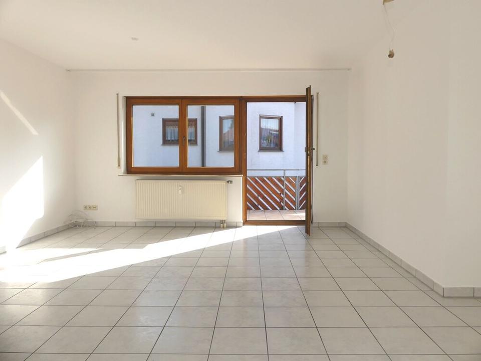 Thumbnail-Renovierte, lichtdurchflutete 3 Zimmer Wohnung mit sonnigem Balkon und TG Stellplatz in guter Lage.