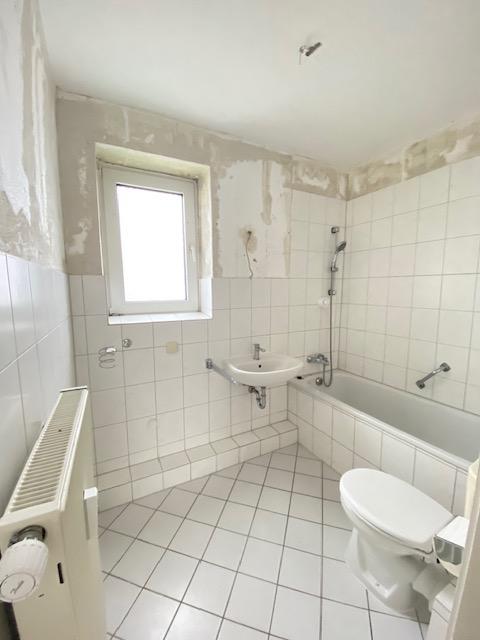 Thumbnail-Raum für neue Ideen: Unser Renovierungsprojekt ** 2 Zi. KDB +Balkon in Dortmund-Lanstrop