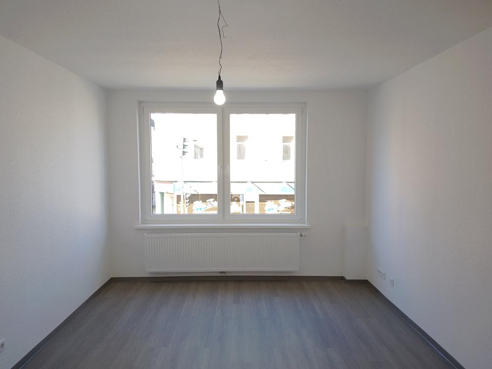 Thumbnail-Anfragen NUR per E-Mail. Top sanierte 3-Zimmer Wohnung im 1-OG mit Garderobenraum, Autostellplatz und modernem Badezimmer.