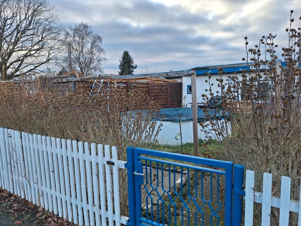 Thumbnail-Schrebergarten mit Steinlaube, Pool und Gartengeräten