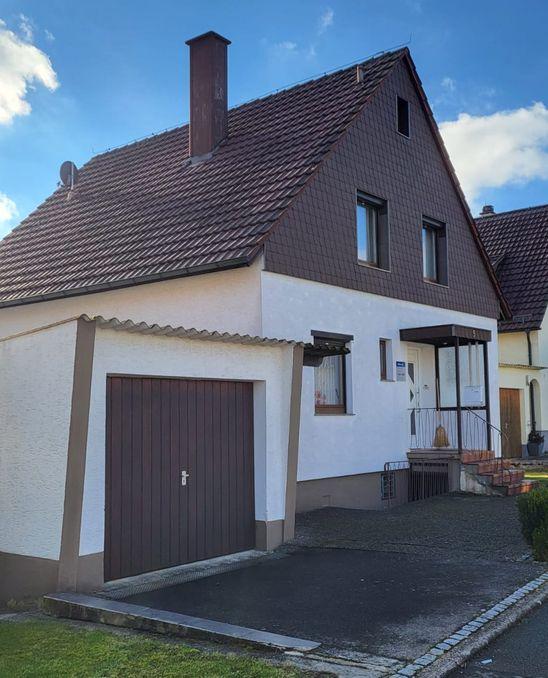 Thumbnail-Freistehendes Einfamilienhaus mit Nebengebäude