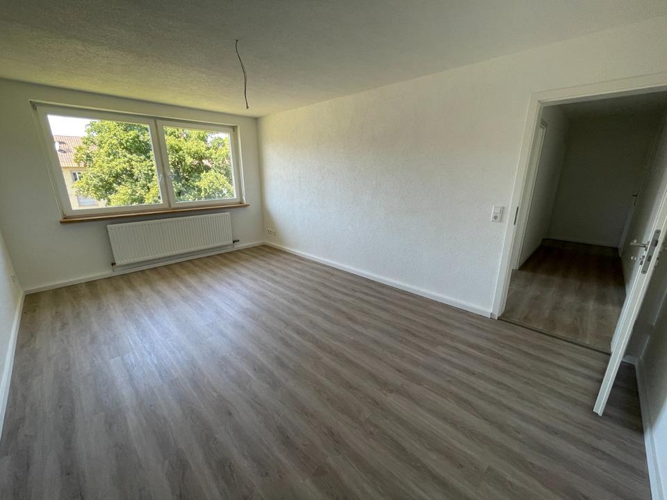 Thumbnail-Moderne 2-Zimmer-Wohnung mit Balkon – Frisch Renoviert und Einzug