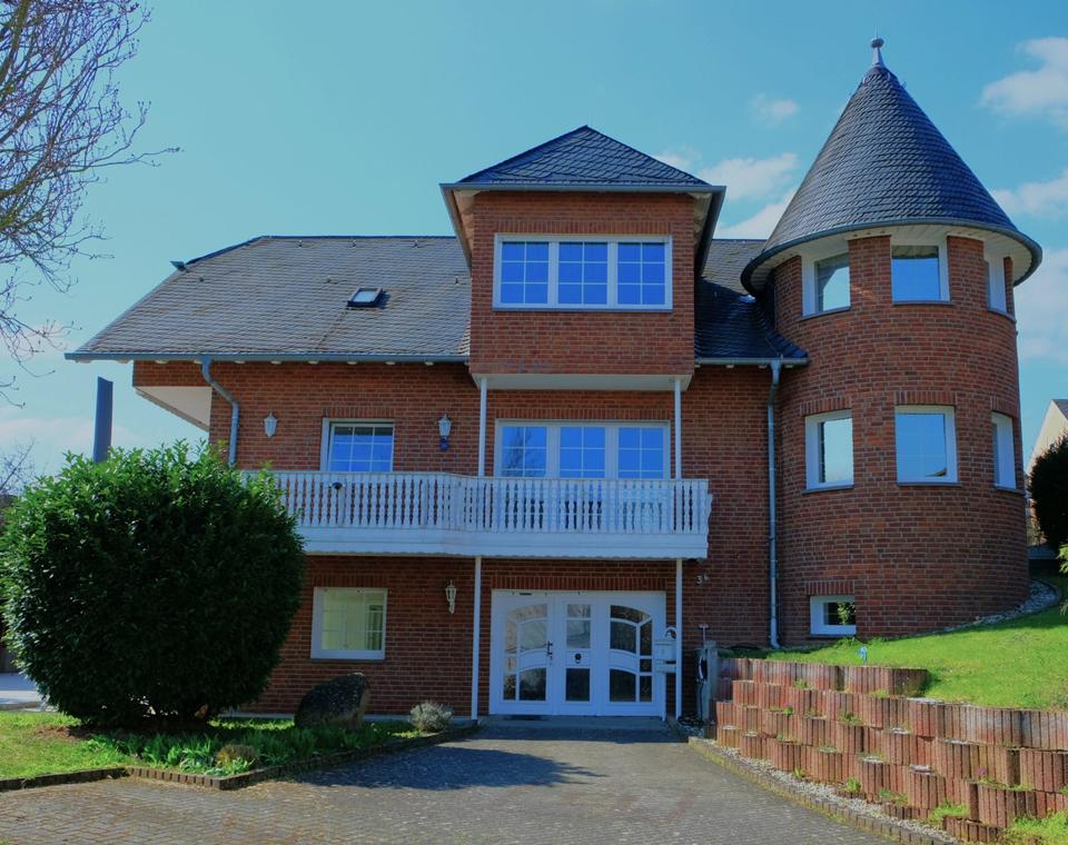 Thumbnail-Charmantes freistehendes Einfamilienhaus mit Turm und Garten