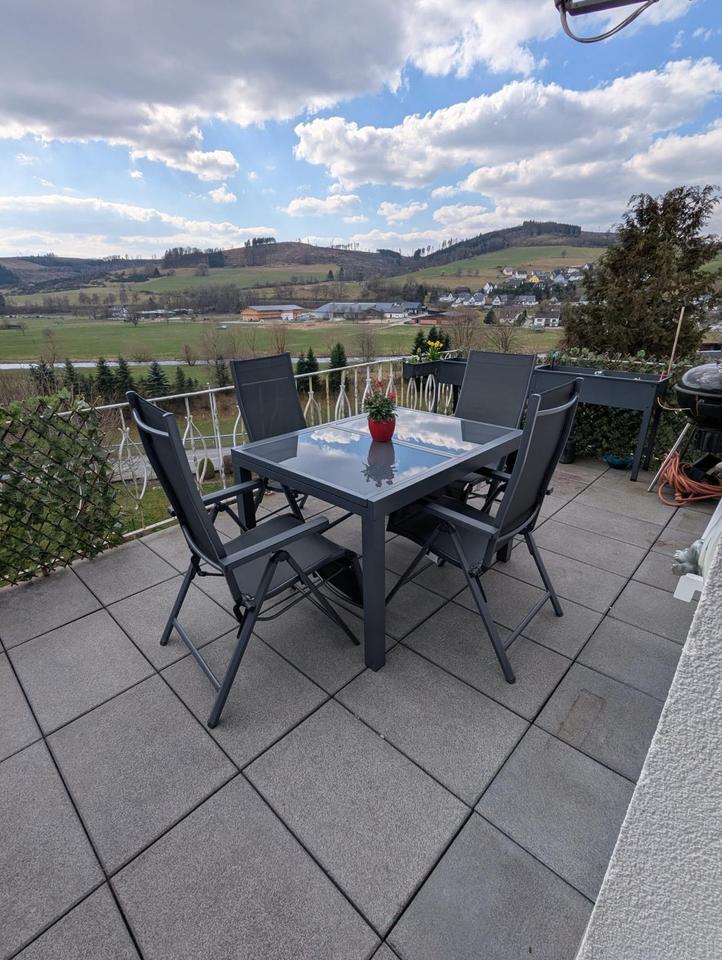 Thumbnail-Großzügige 5-Zimmer Wohnung mit Balkon und Garage