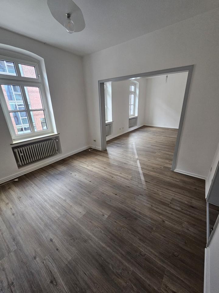 Thumbnail-Frisch renovierte 2-Zimmer-Wohnung mit hellem Wohnbereich in zentraler Lage
