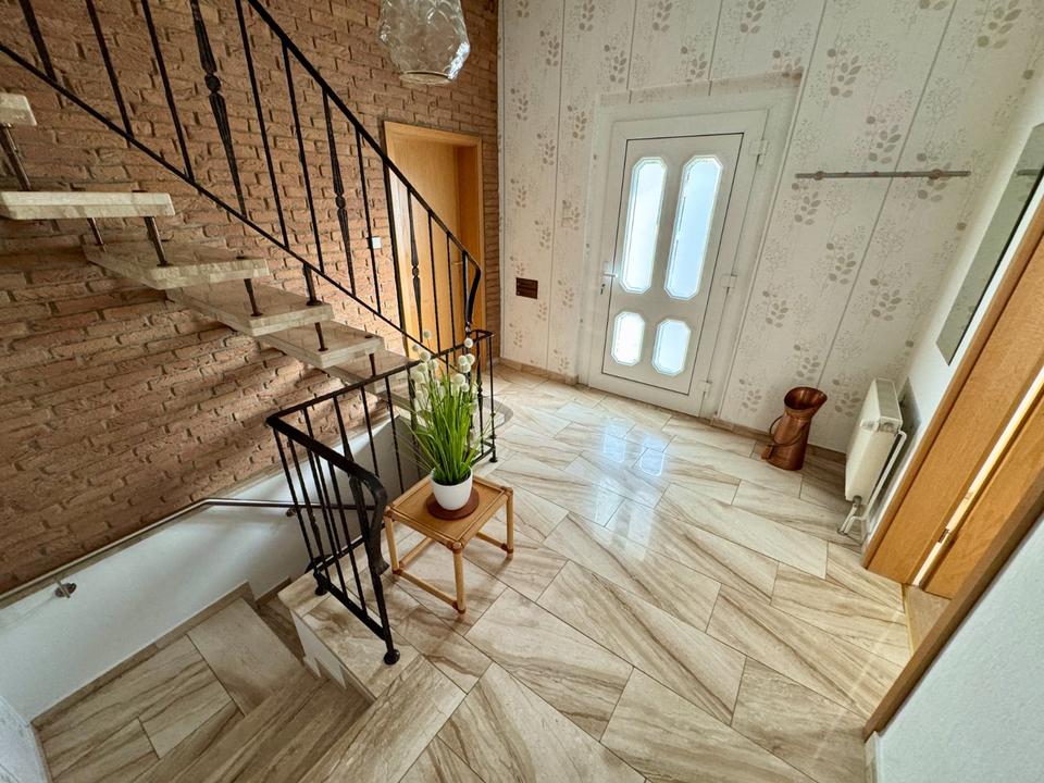 Thumbnail-Renovierte EG-Wohnung mit Garten-Ecke, Garage, 100qm, Luft Wärme