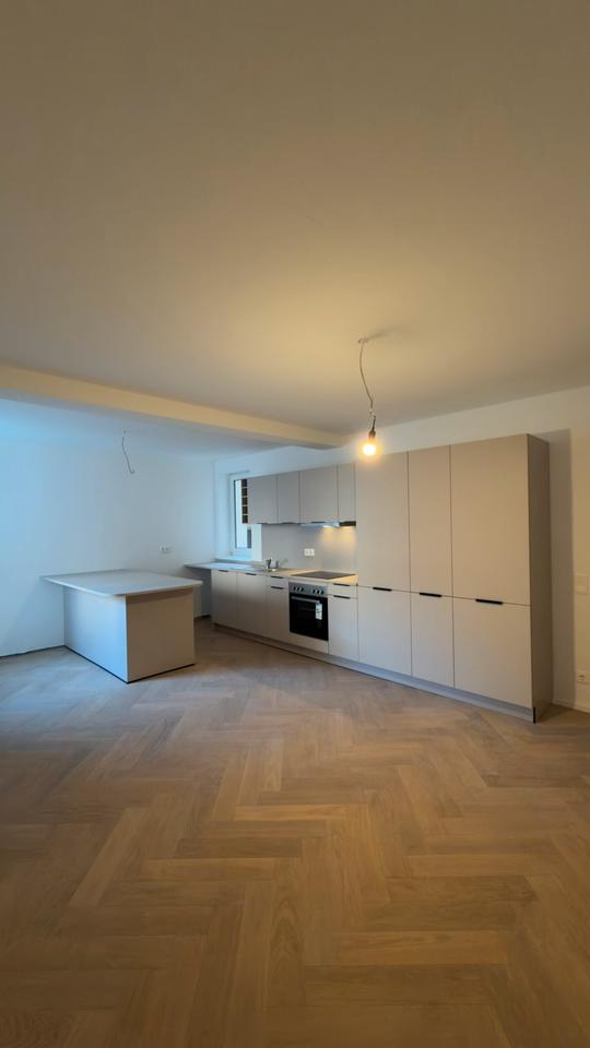 Thumbnail-Moderne 2-Zimmer- Whg mit hochwertigem Fischgrätparkett & EBK